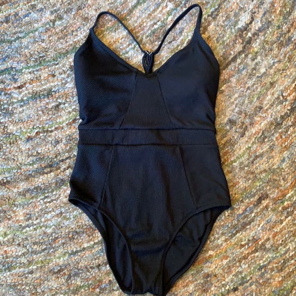 High cut One Piece black swimsuit - Picture 1 of 4